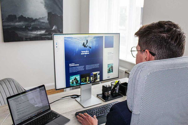 Mann vor seinem Screendesign